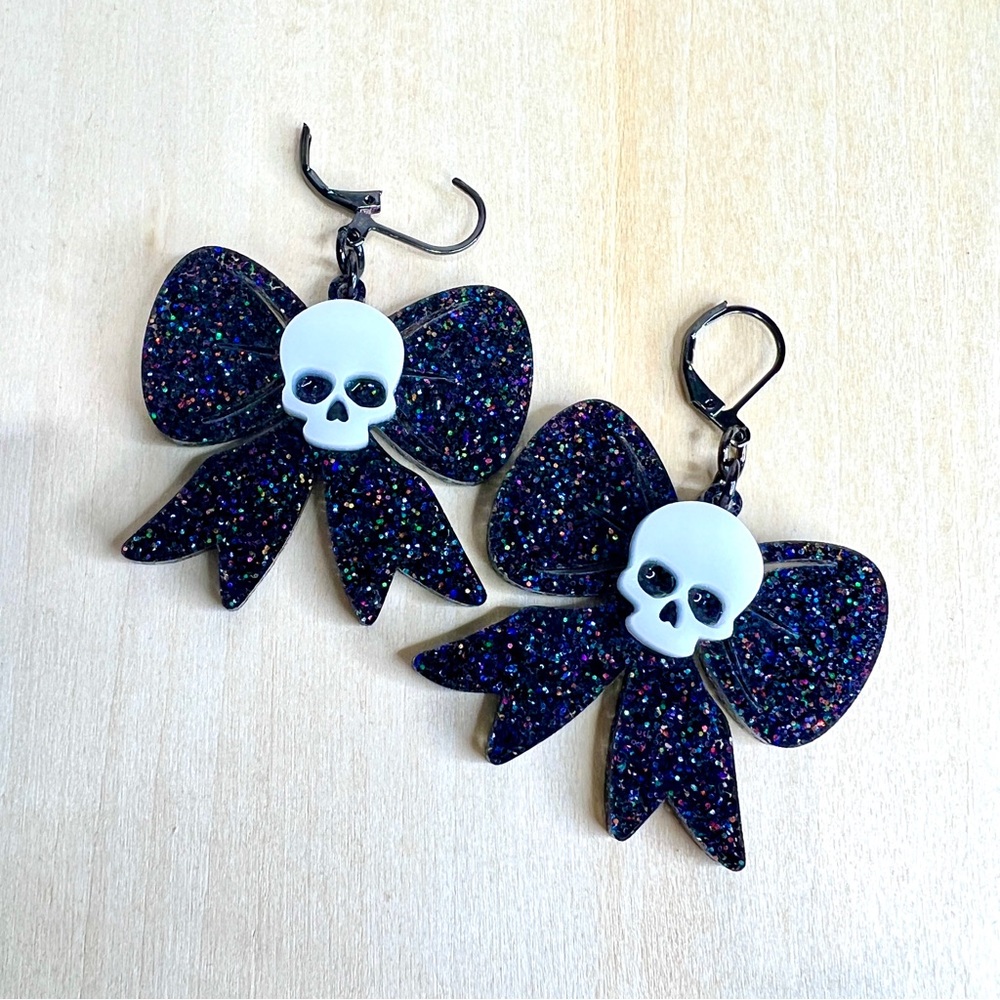 Bow and Skull Earrings - Pastel Goth - Coquette - glitter black and white